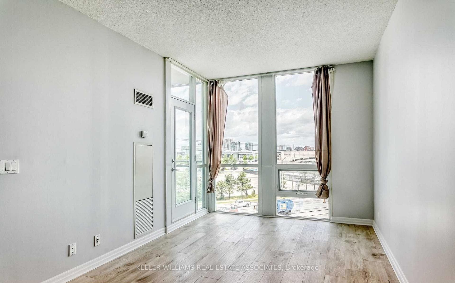 220 Burnhamthorpe Road Unit 519 photo 10