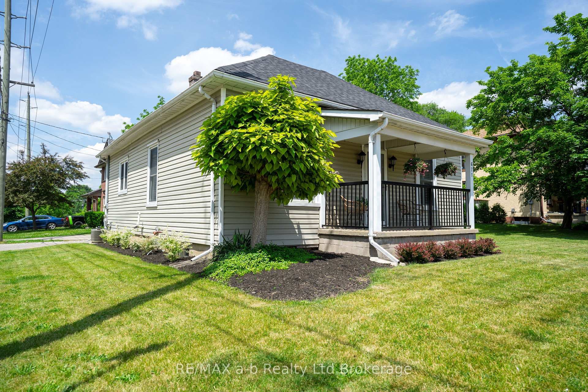 671 Henry Street photo 1