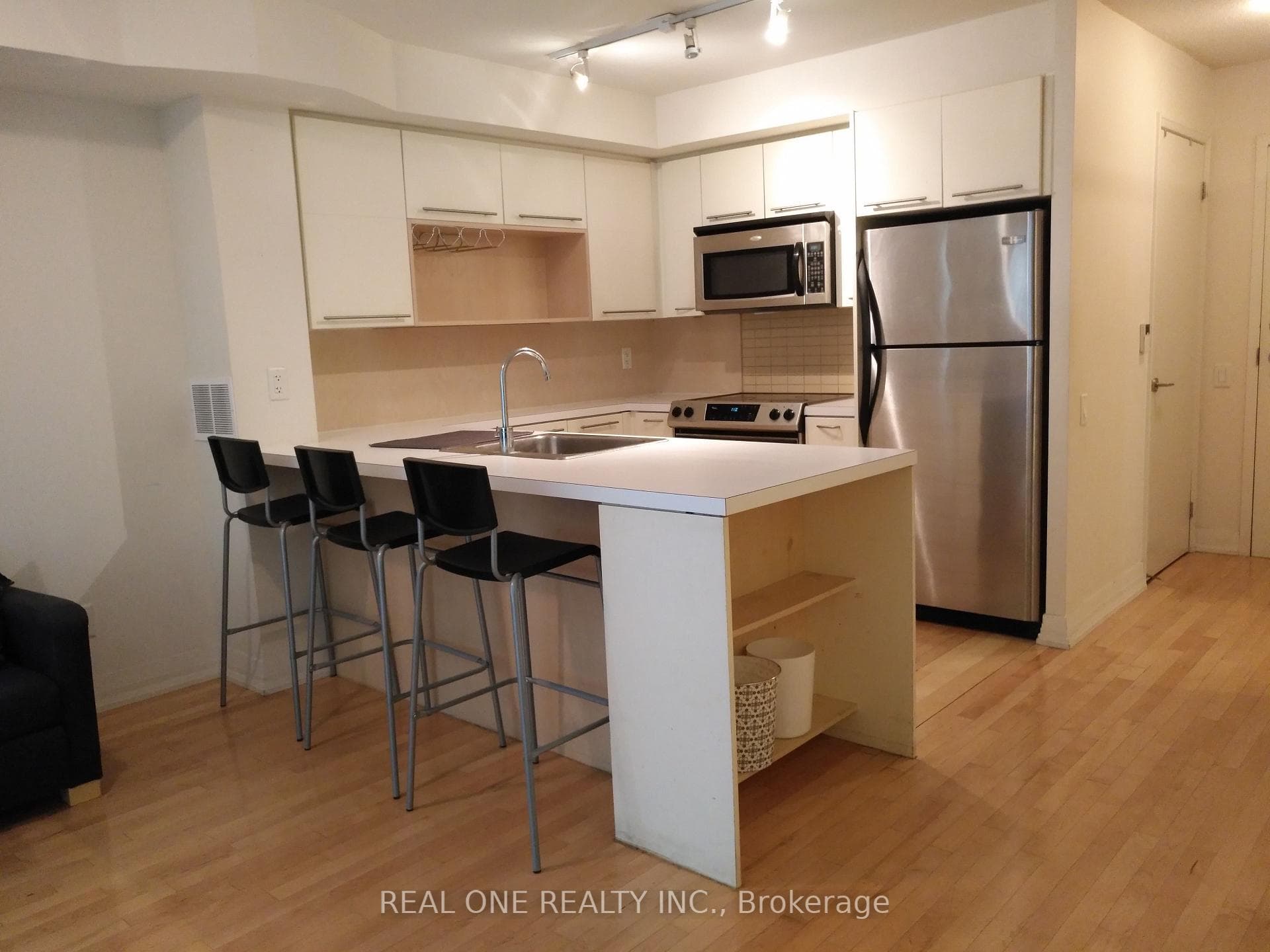 21 Carlton Street Unit 306 photo 2