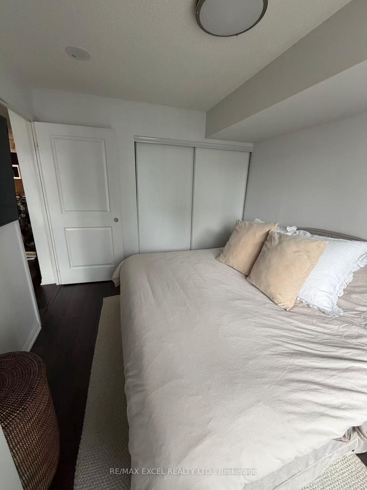 35 Bastion Street Unit 1716 photo 7