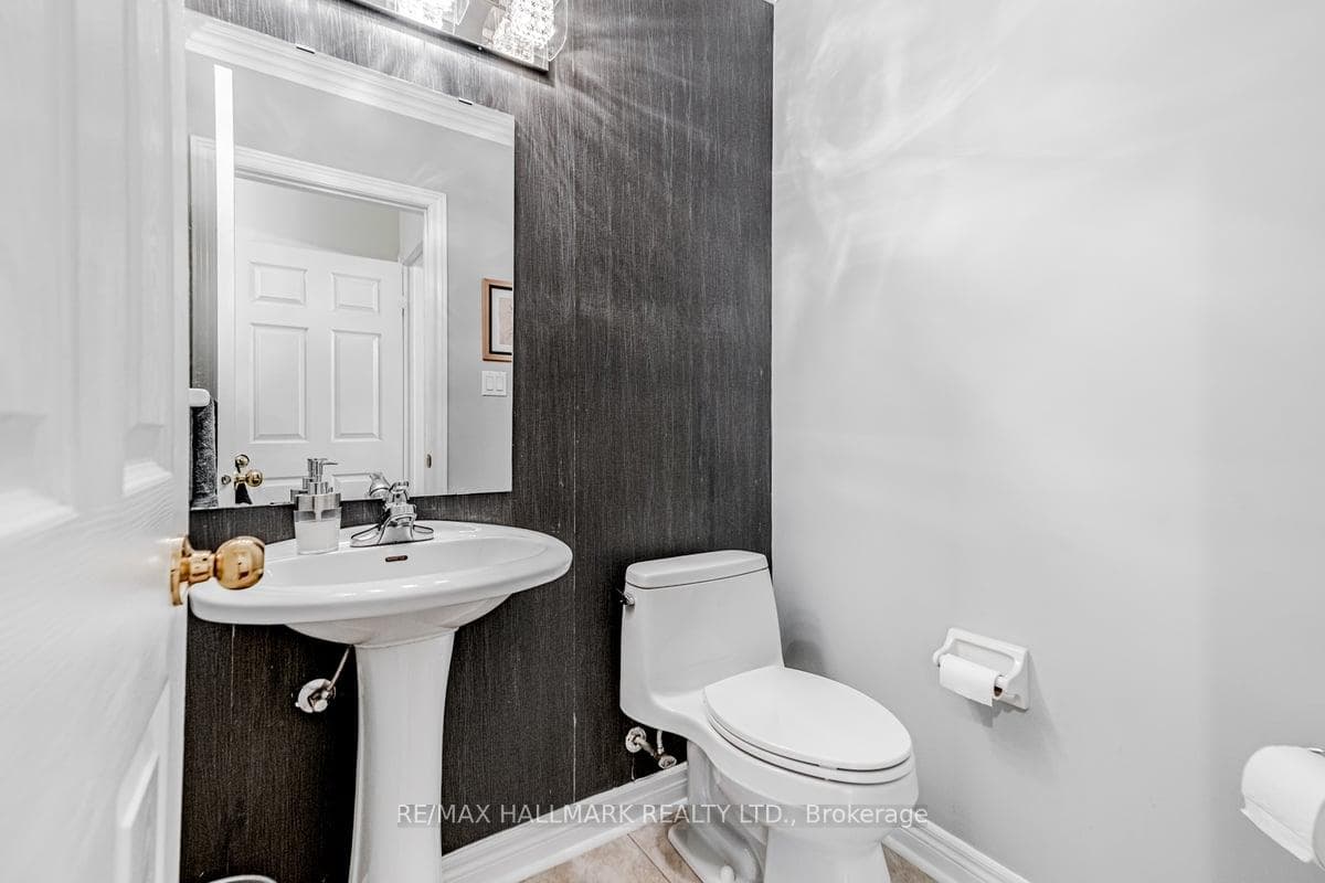 8 Laurentide Crescent photo 17