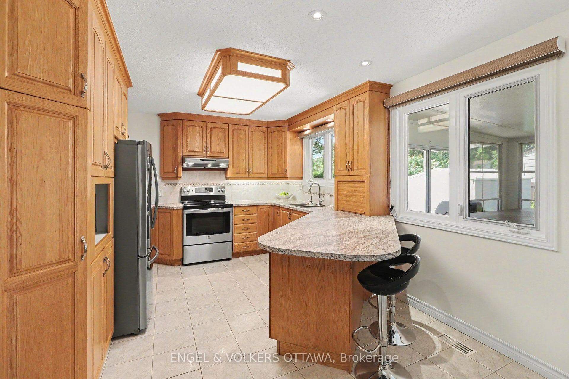 1331 Alloway Crescent photo 6