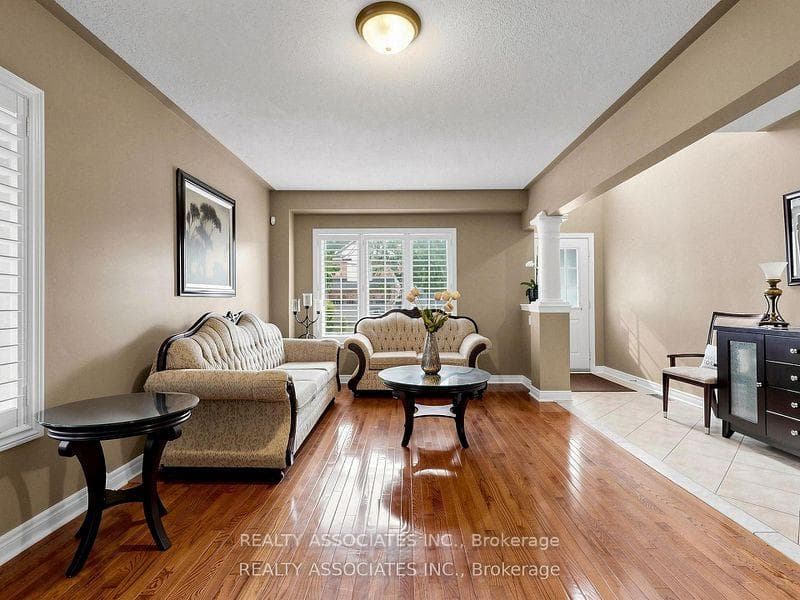 44 Shining Willow Crescent photo 3