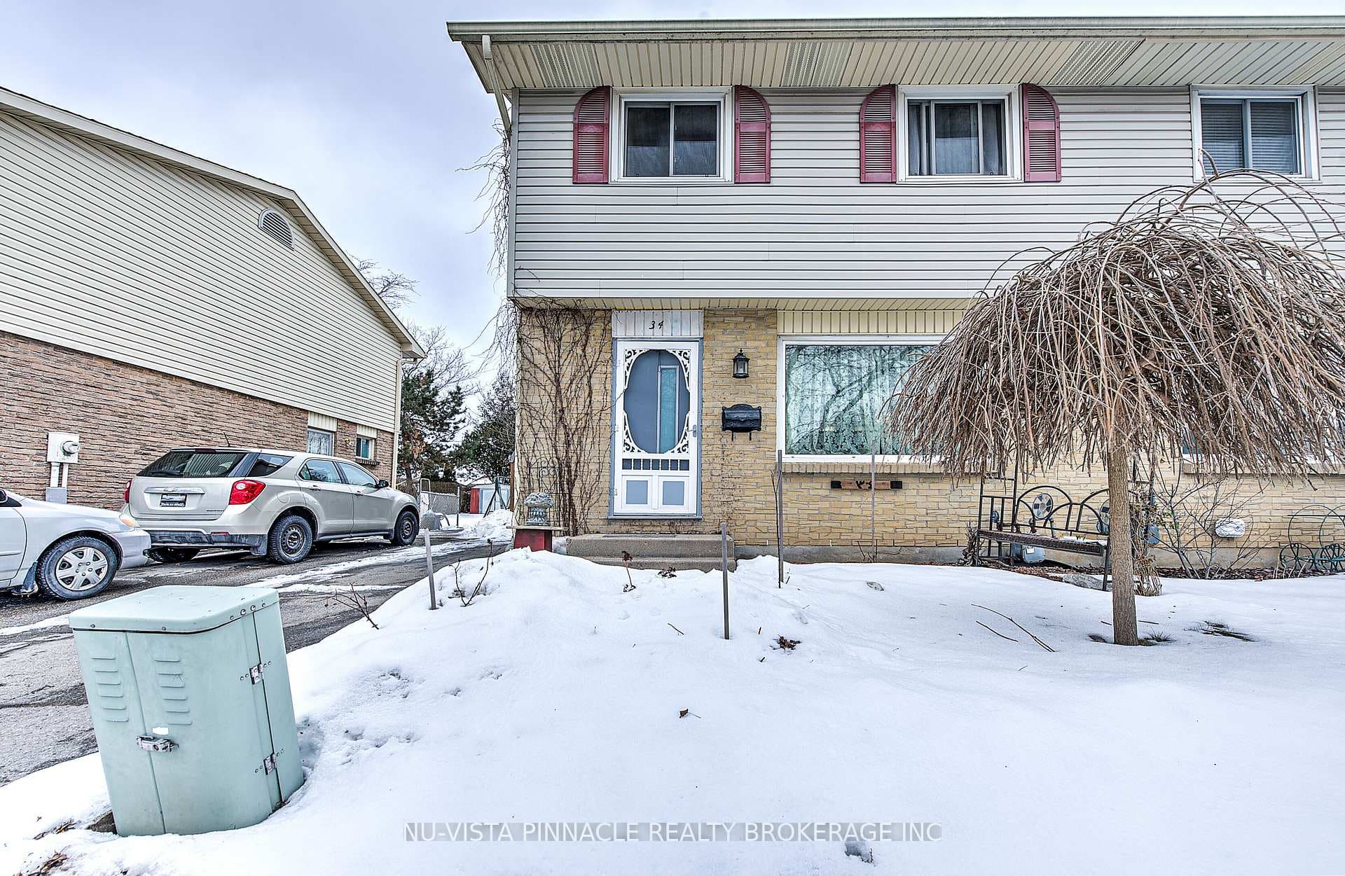 34 ROSAMOND Crescent photo 3