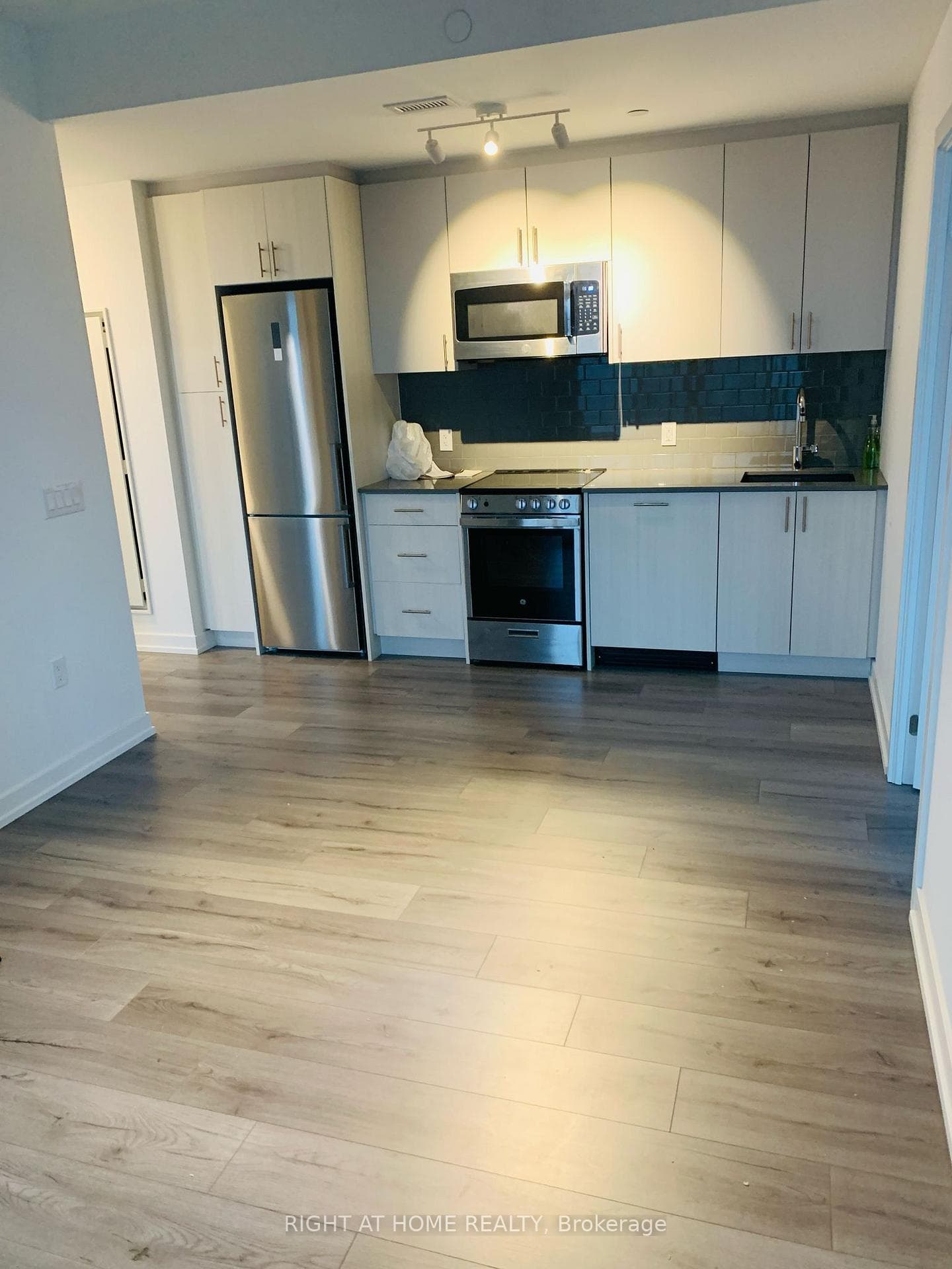 1195 The Queensway N/A Unit 902 photo 4