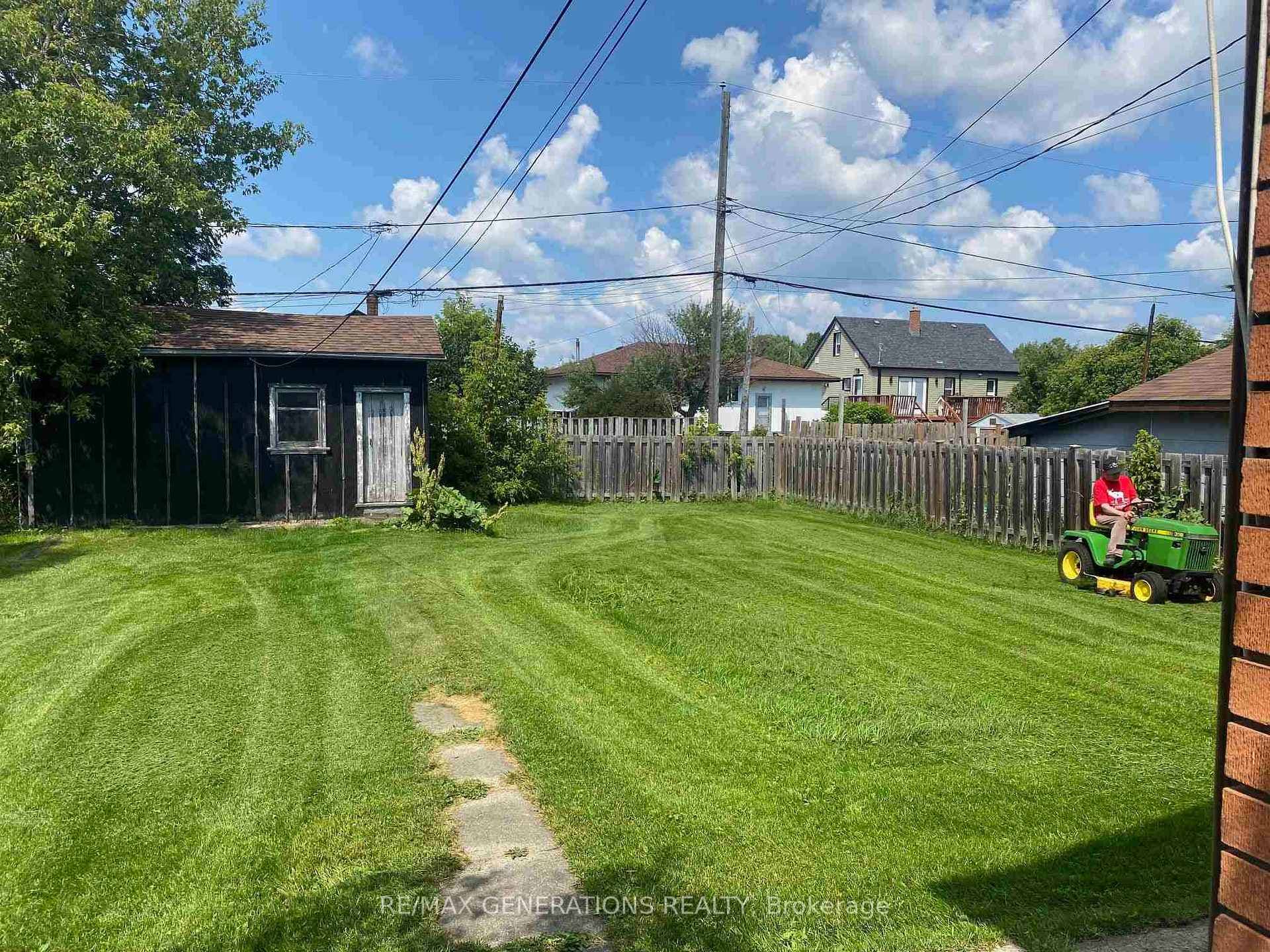 923 McIntosh Street photo 11