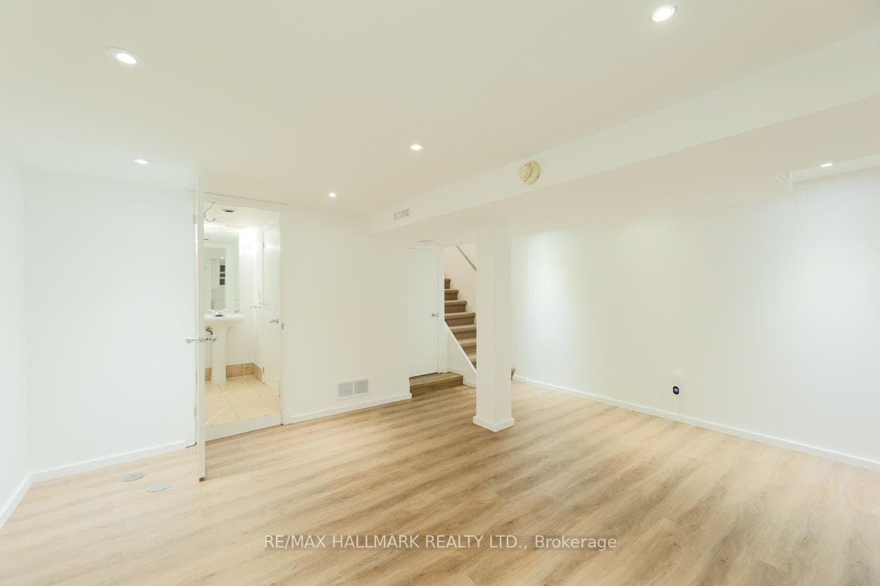 101 Pears Avenue photo 29
