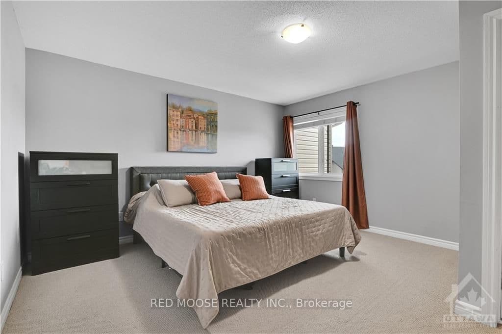 378 COOKS MILL Crescent photo 18