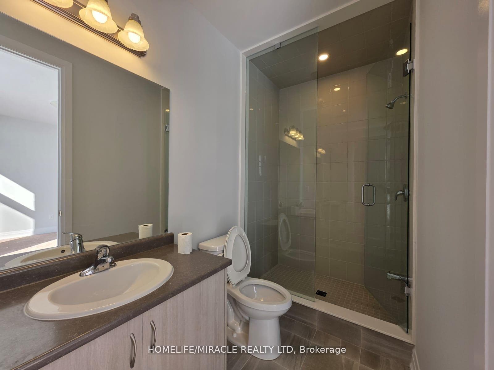 1463 Upper Thames Drive photo 22