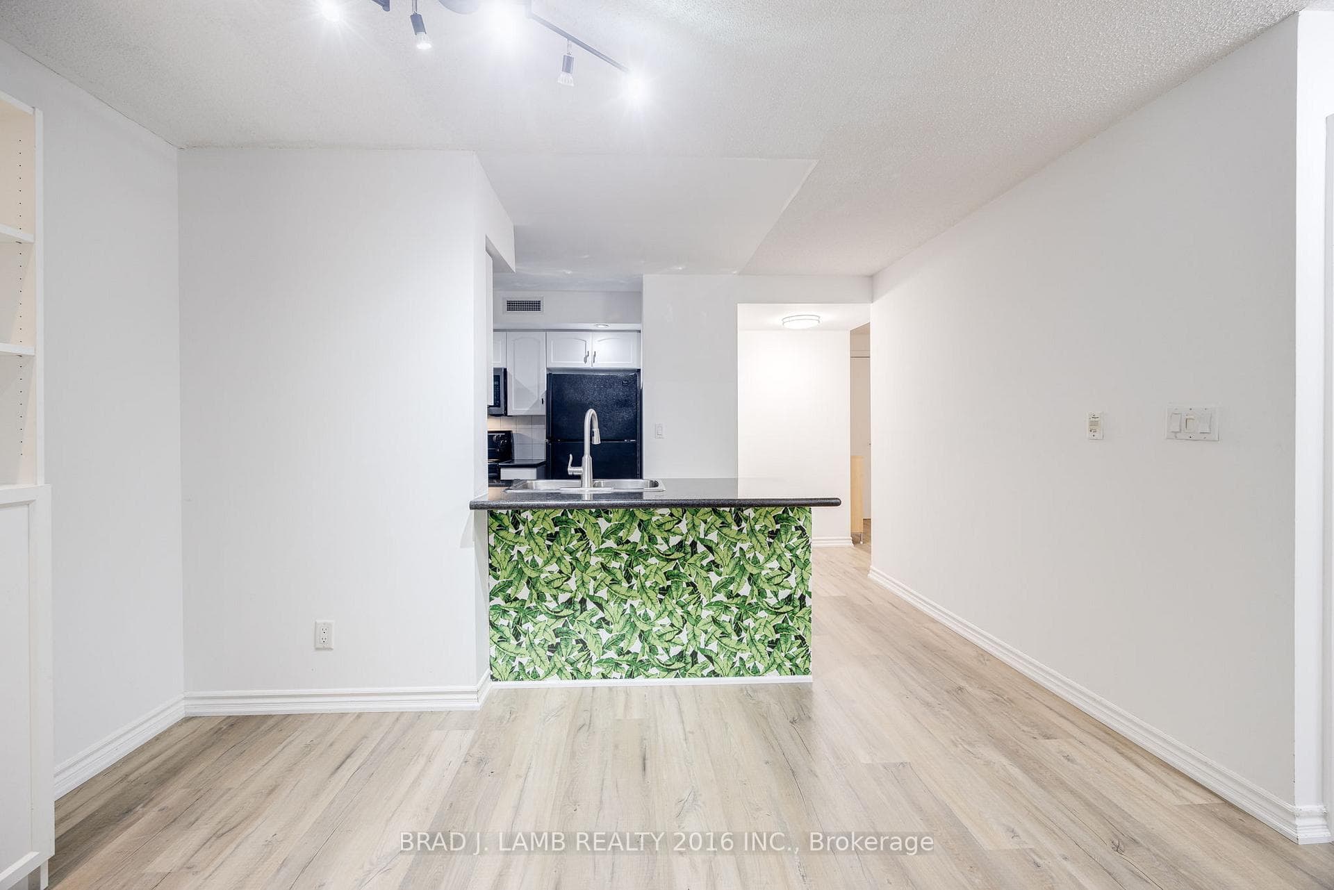 270 Wellington Street Unit 305 photo 10
