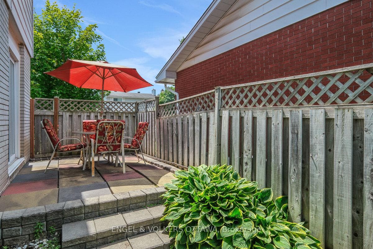 2695 Hickson Crescent photo 40
