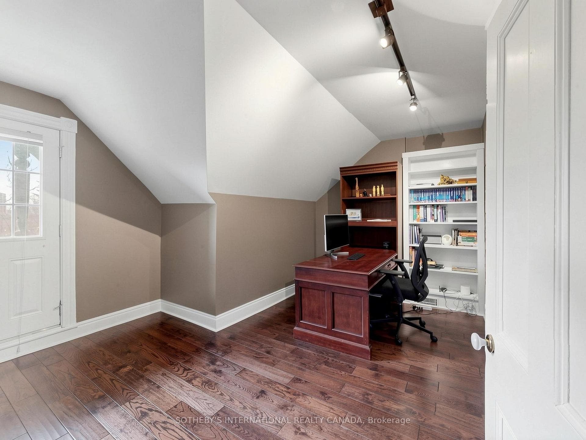 328 Wellesley Street photo 36