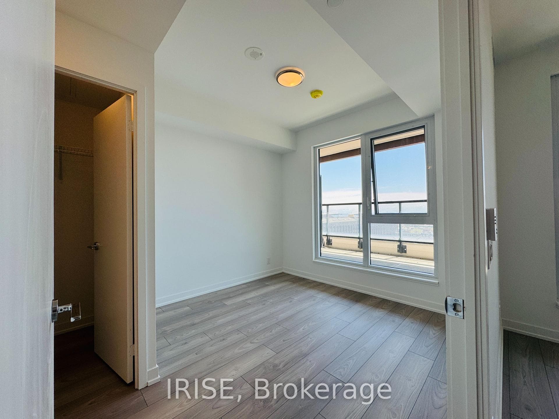 285 Dufferin Street Unit 916 photo 14
