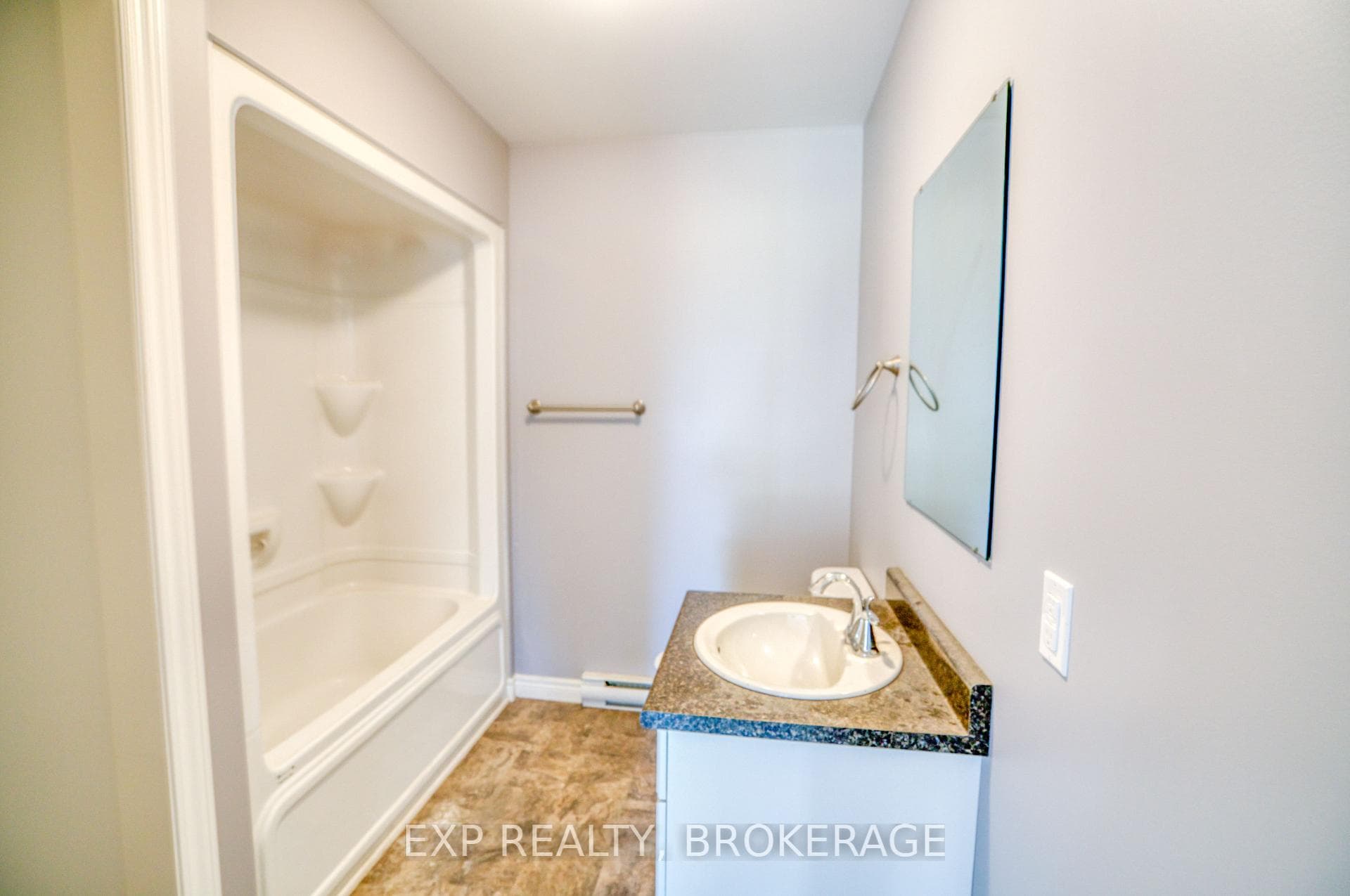 1075 Railway Street photo 14