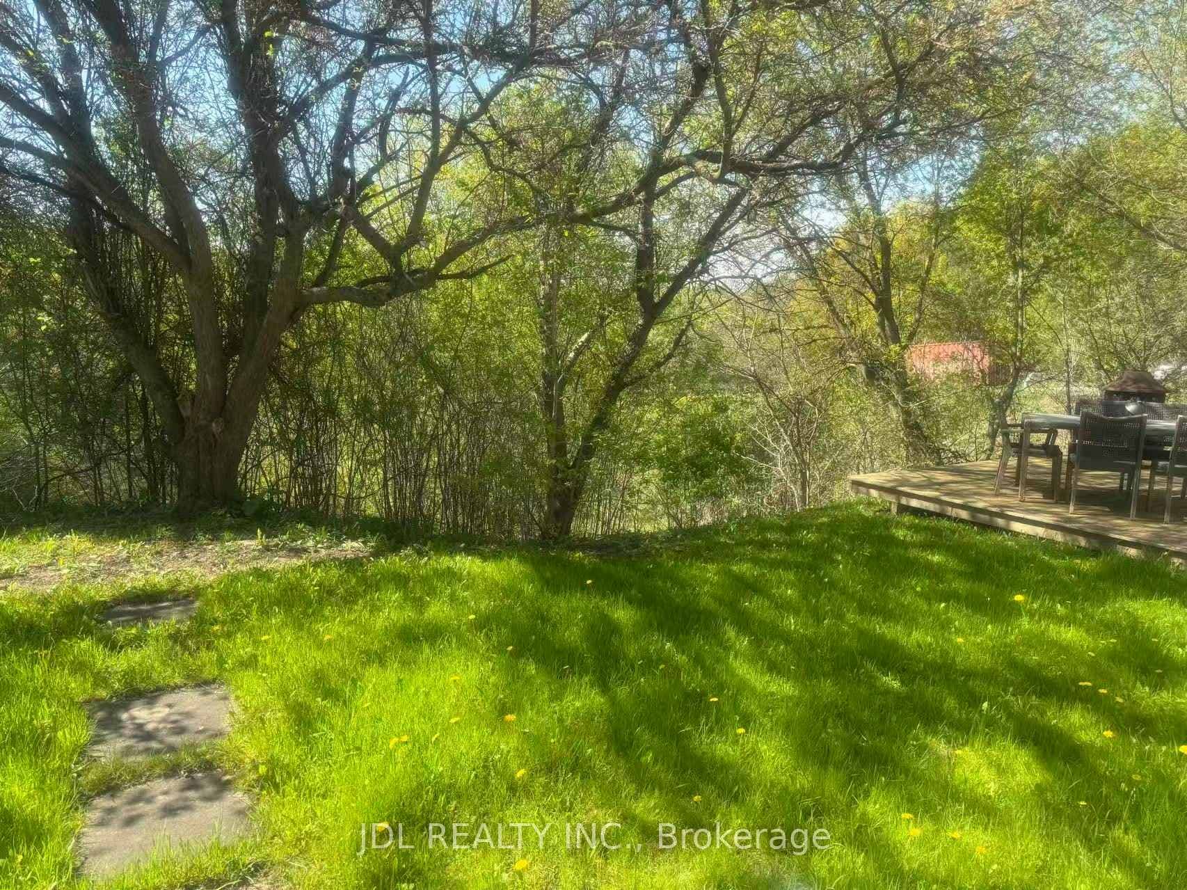 555 Wellington Street photo 12