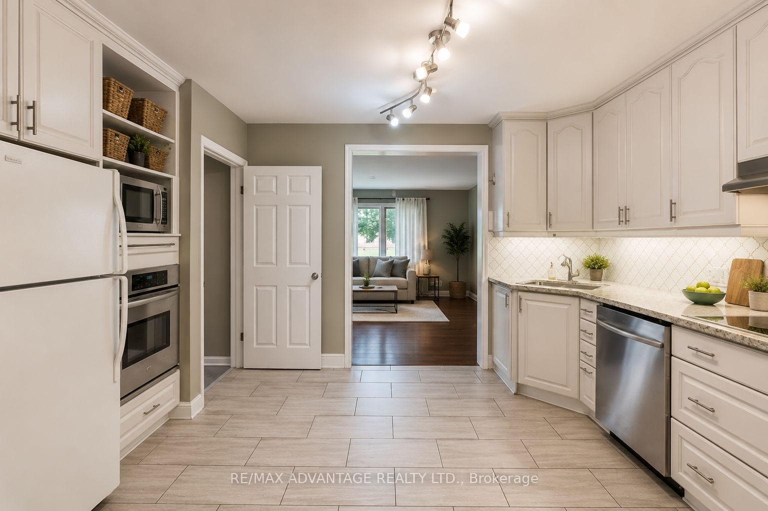25 Laurentian Drive photo 5