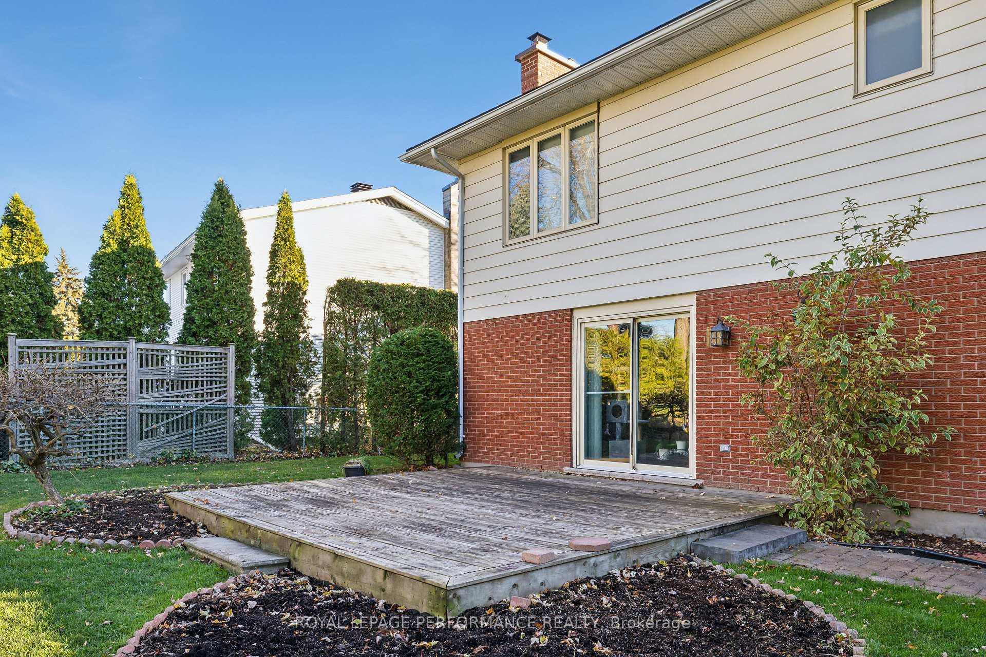 1883 Fairmeadow Crescent photo 11