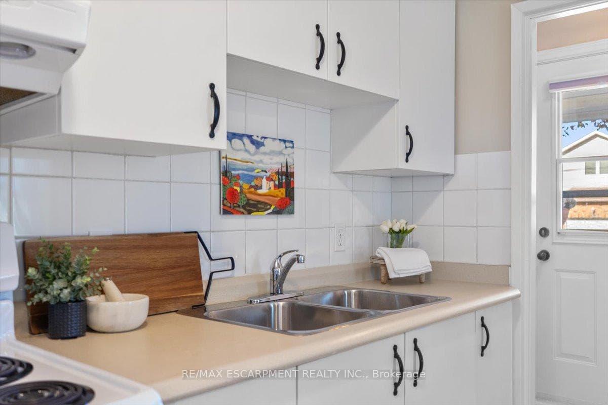 832 Queensdale Avenue photo 22