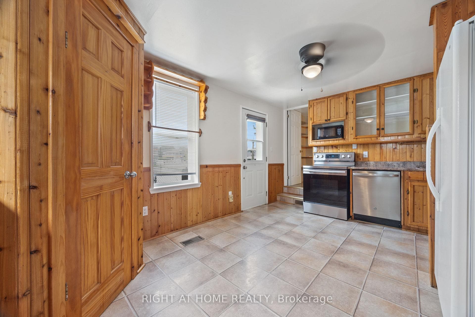 221 Samuelson Street photo 5
