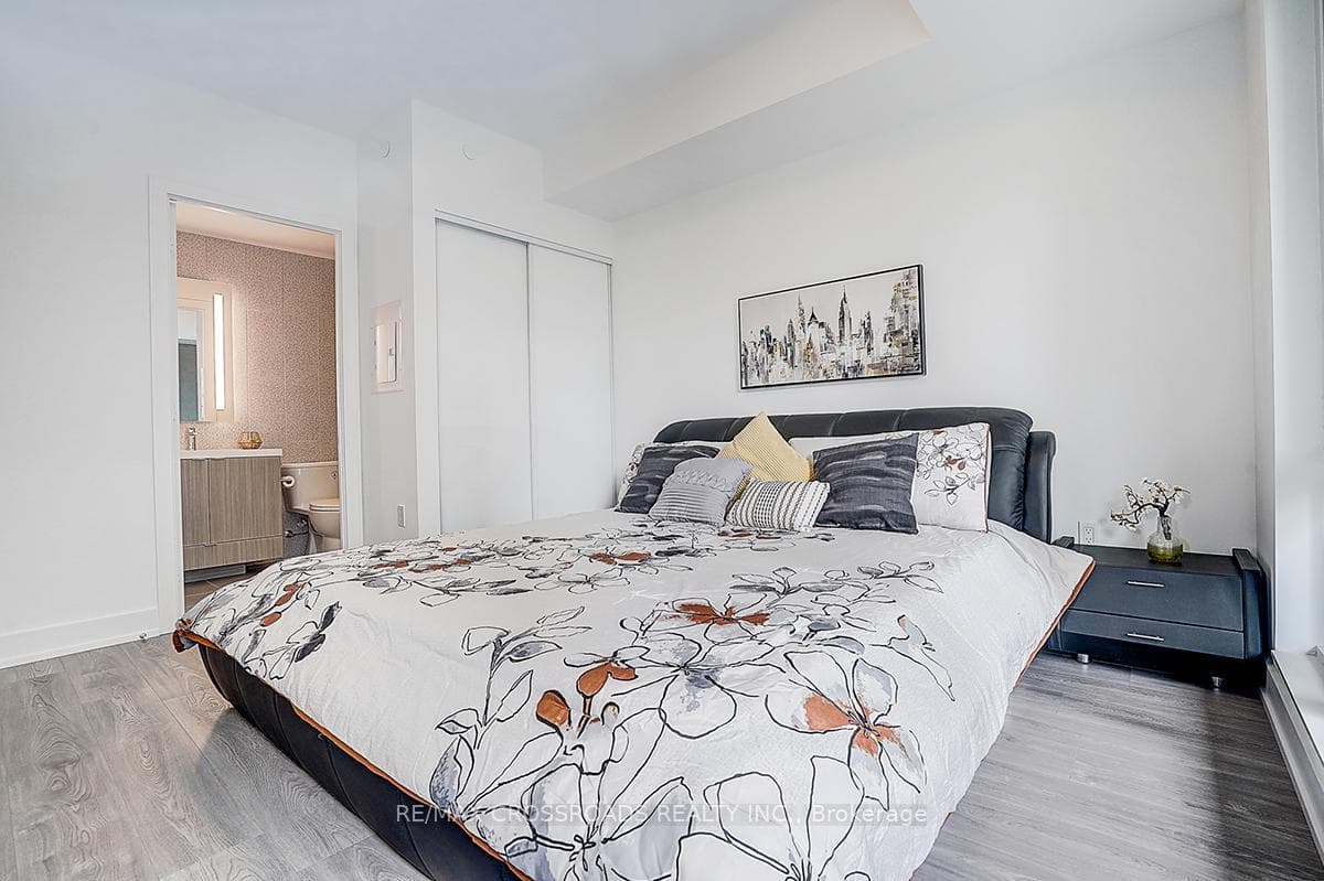 585 Bloor Street Unit 219 photo 32