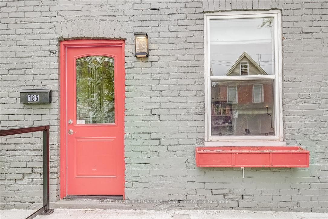185 Simcoe Street photo 5