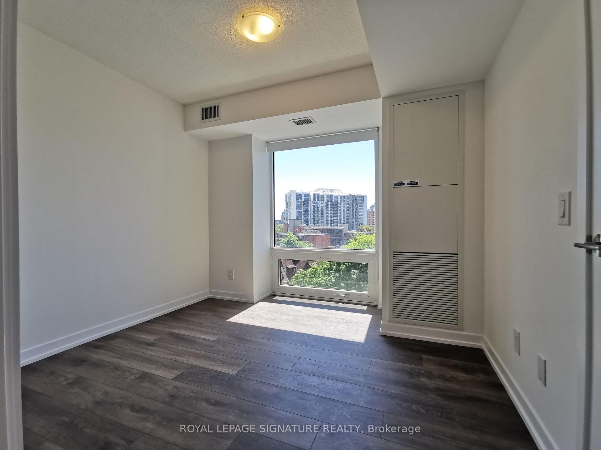 219 Dundas Street Unit 812 photo 6