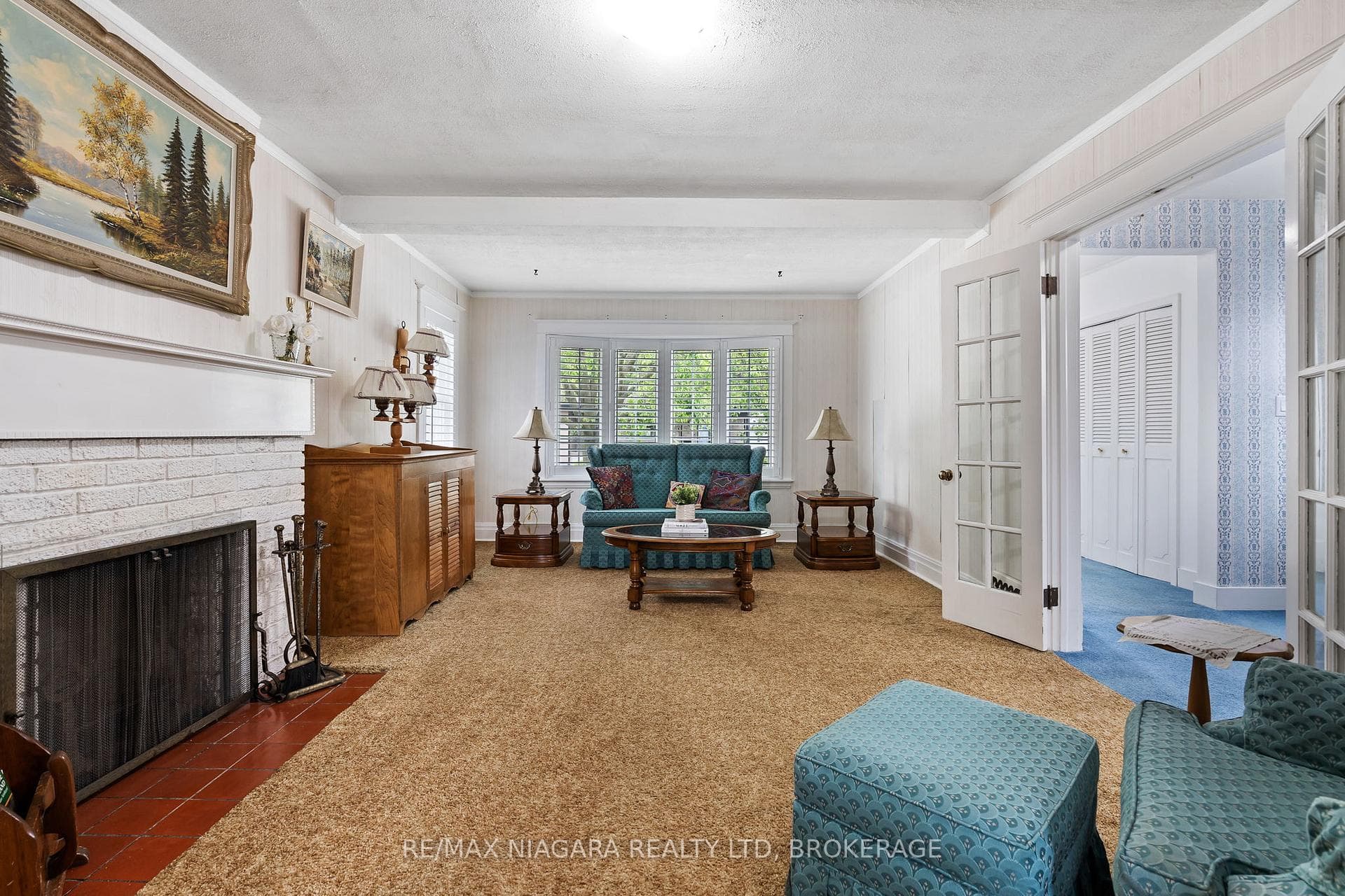 Large Living Room with Plenty of Natural Light