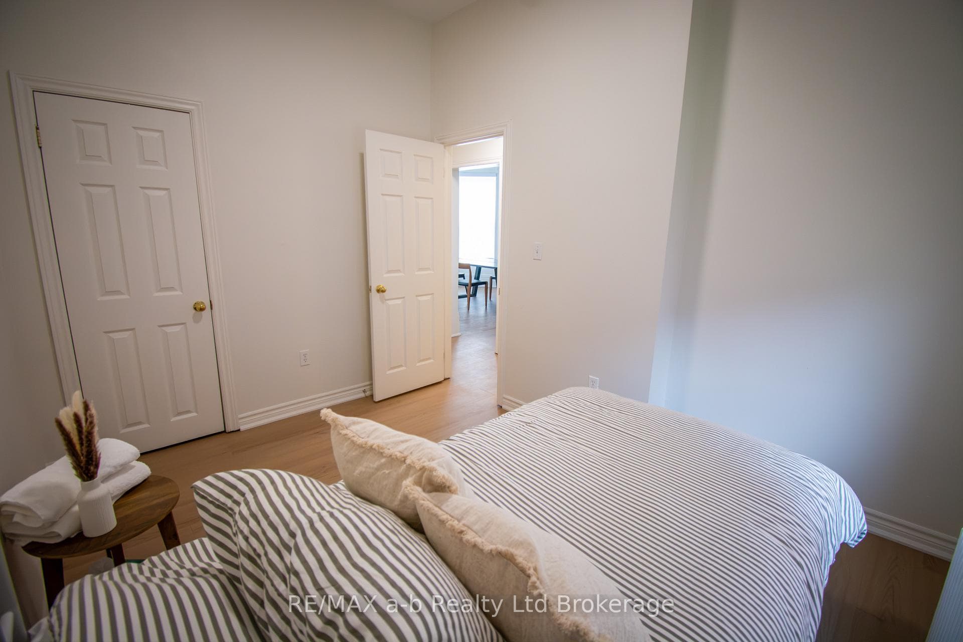 390 Ontario Street Unit Lower photo 9