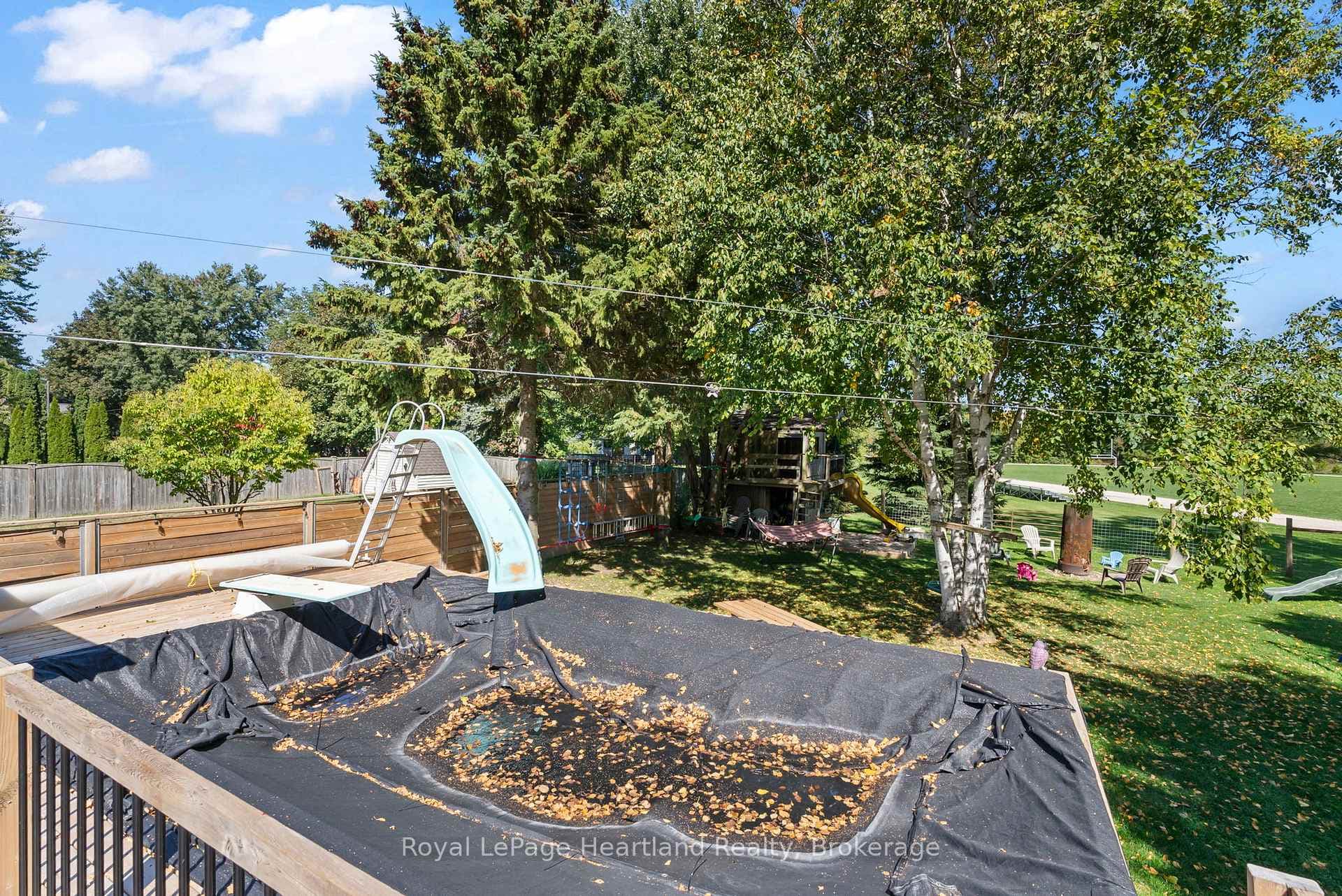 555 RAGLAN Street photo 36