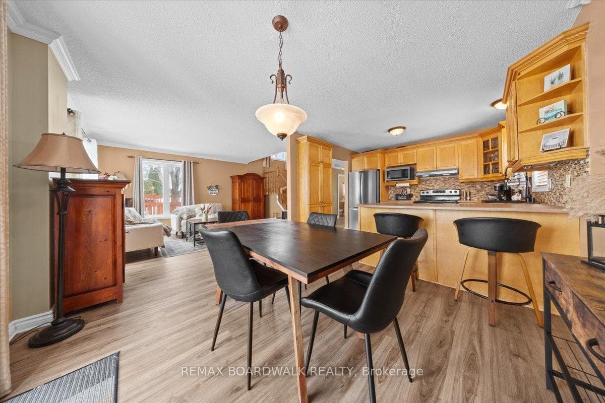 2285 Cecile Crescent photo 12