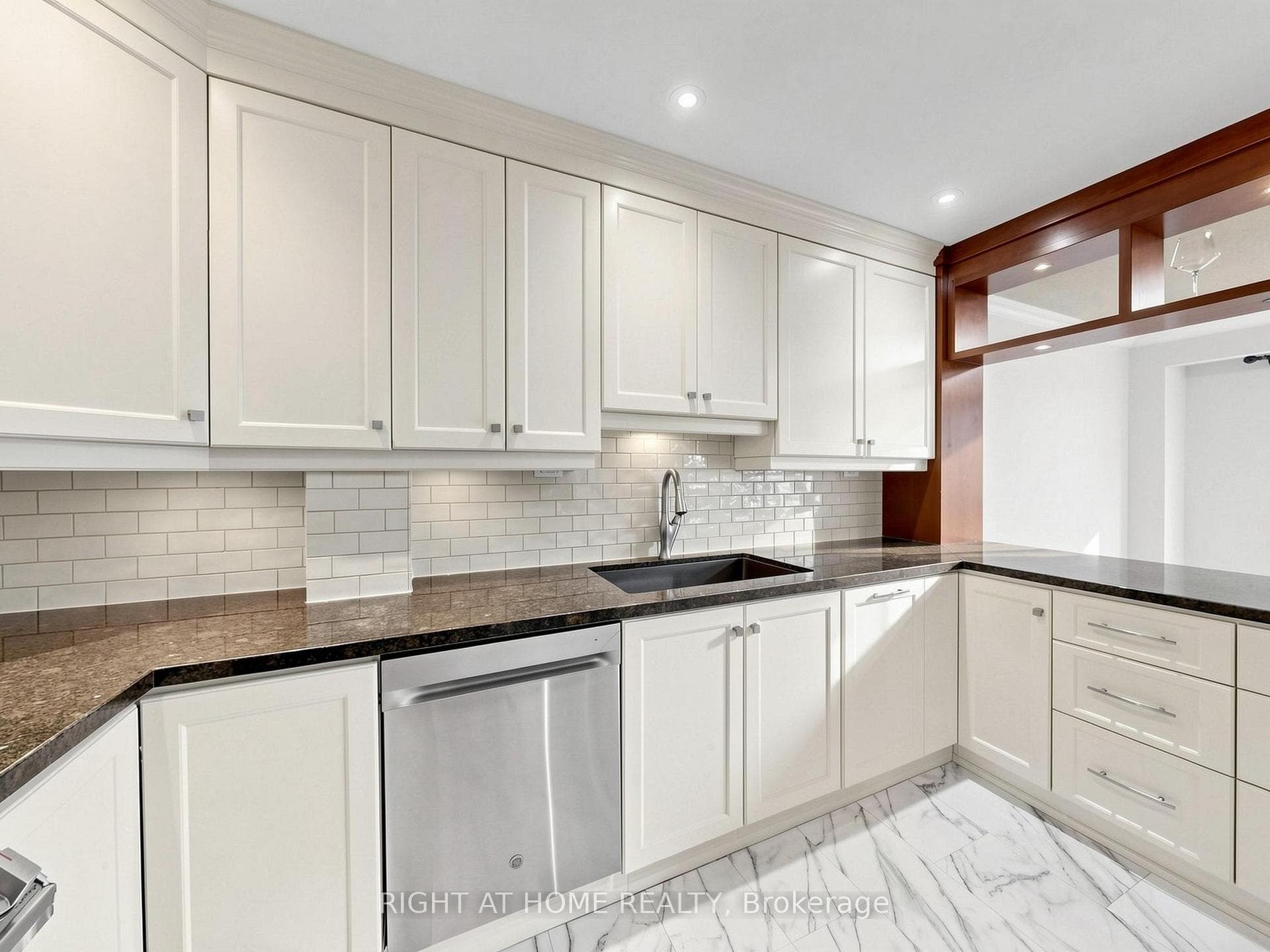 1580 Lancaster Drive Unit 2 photo 20