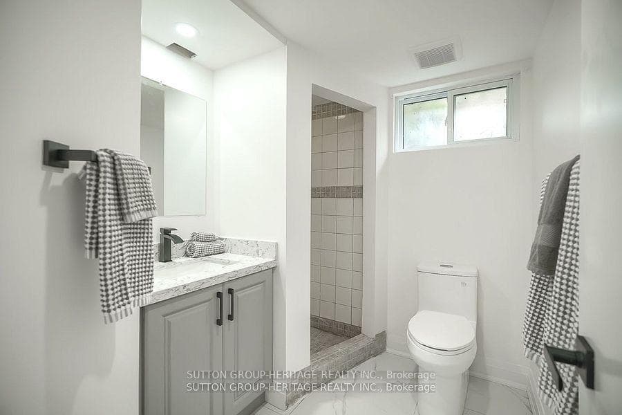 471 Rossland Road photo 24