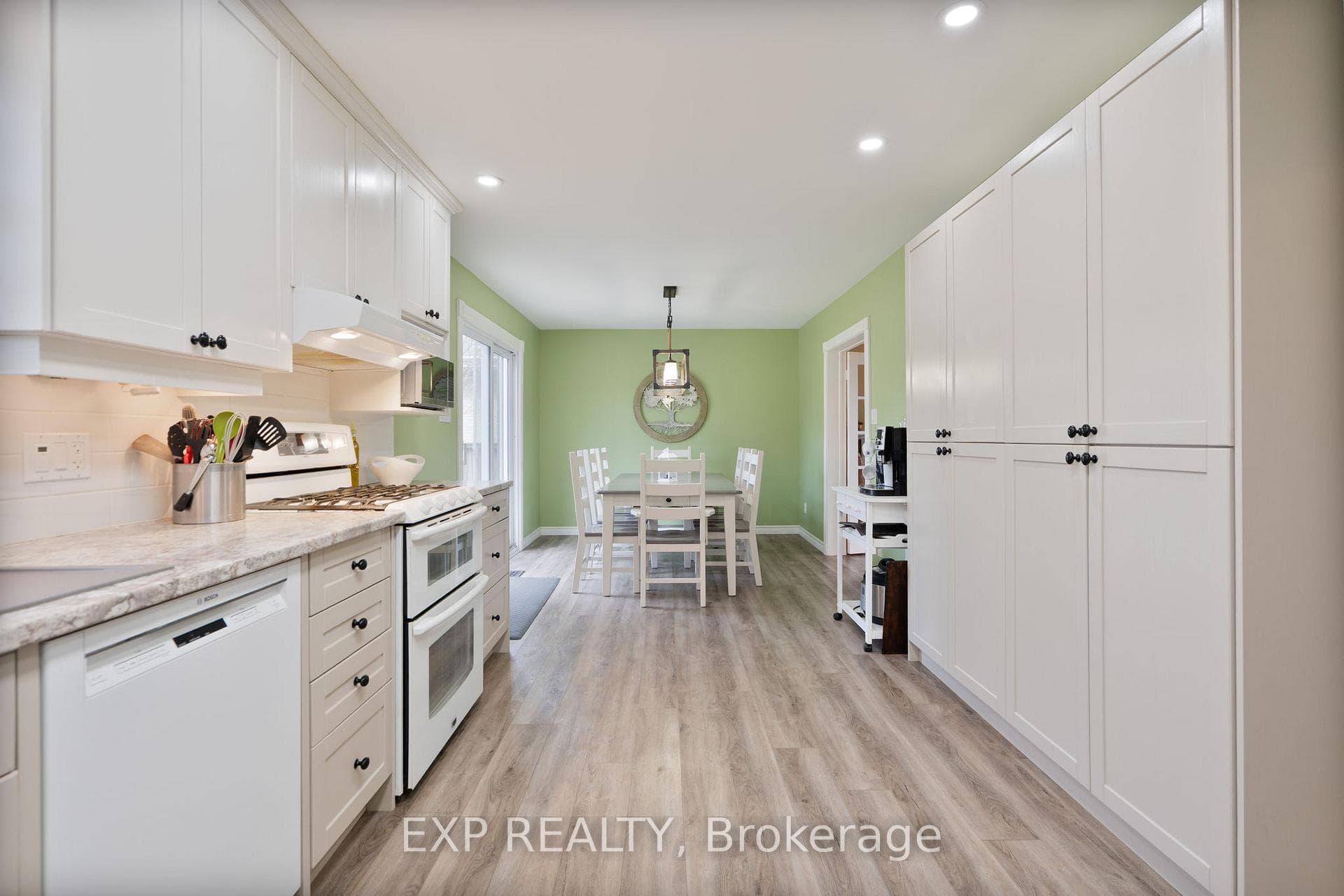 Stunning kitchen with pantry and table that sat 22