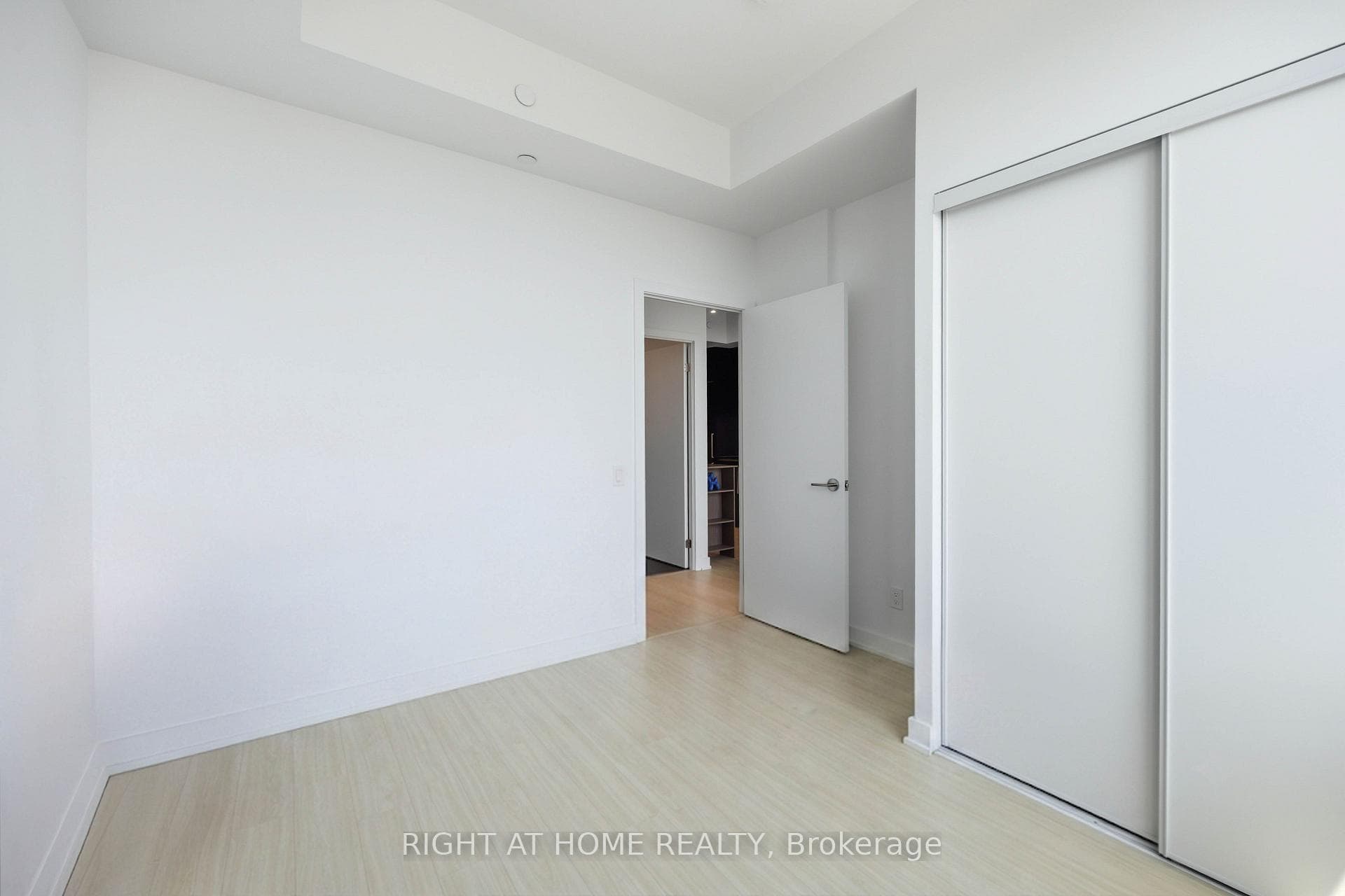 8 WELLESLEY Street Unit 5110 photo 31