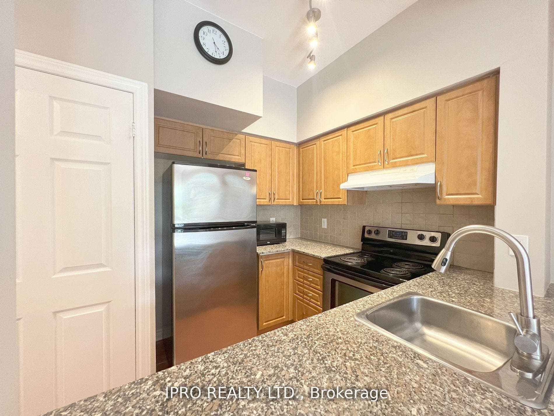 207 Wellesley Street Unit 210 photo 3