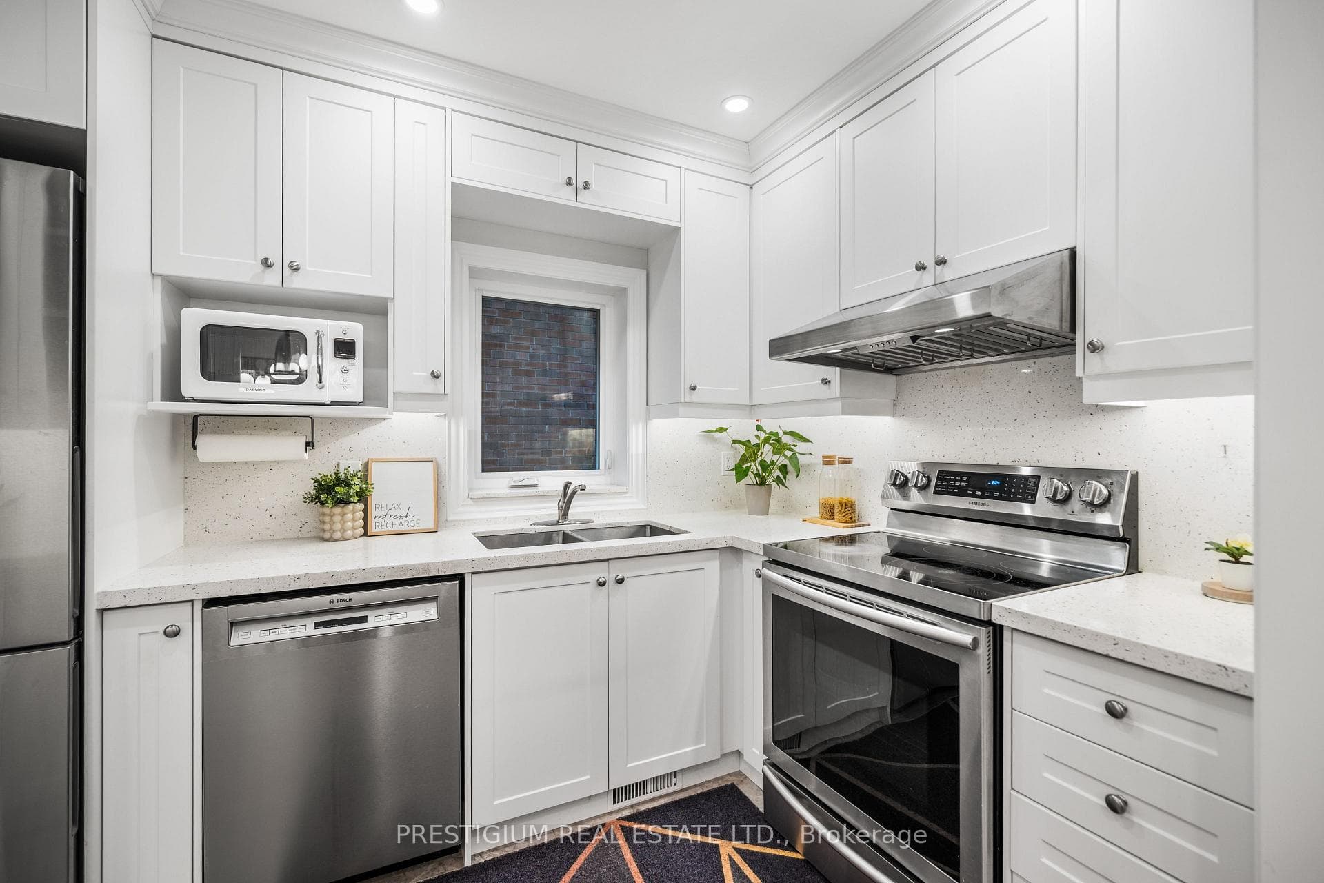 556 Davisville Avenue photo 19