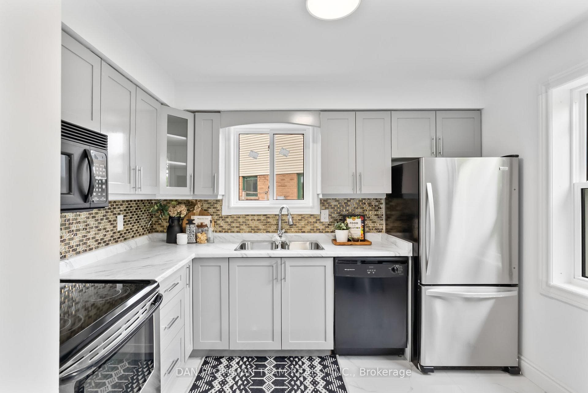 1411 Beaverbrook Court photo 5