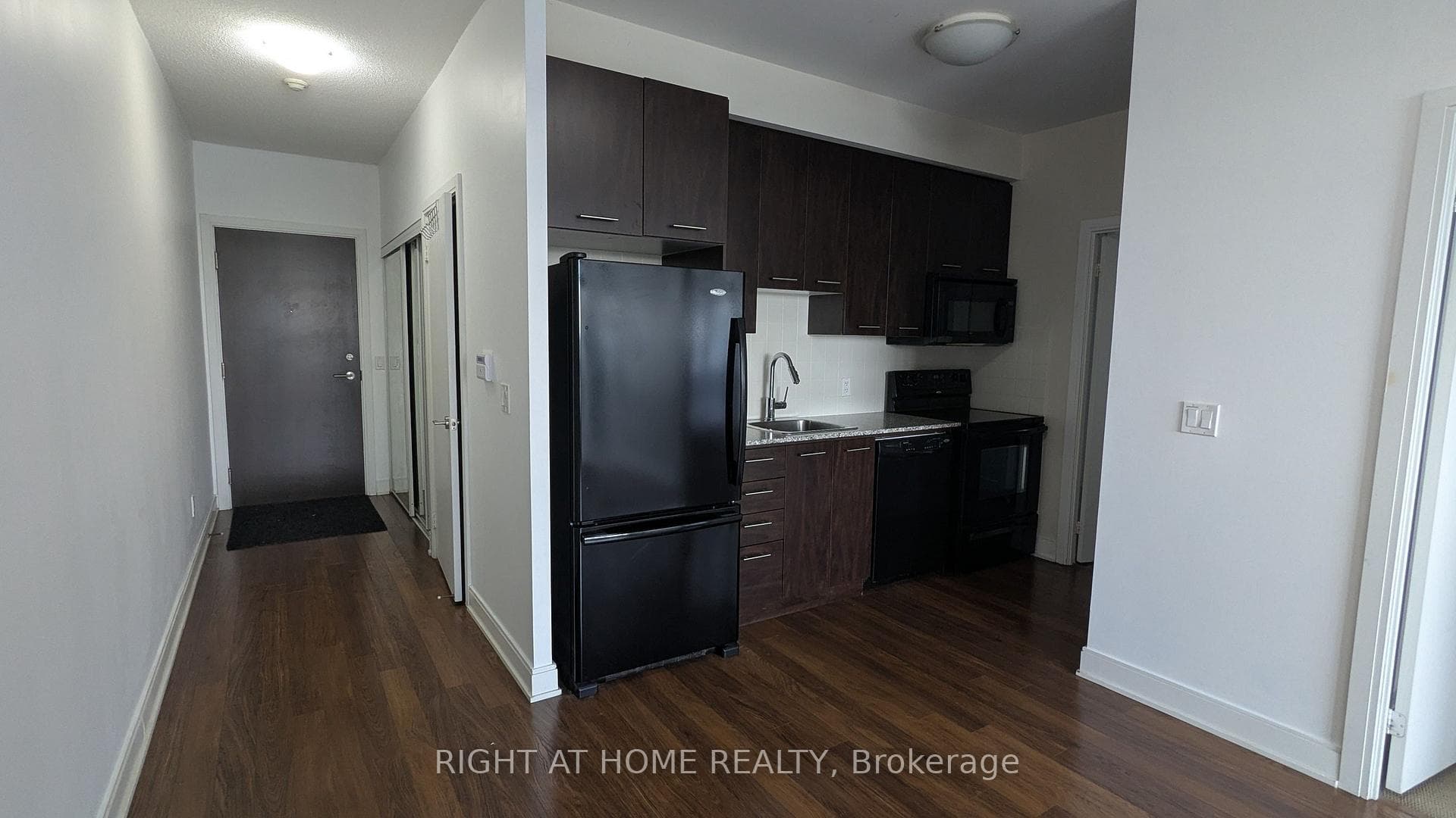 135 Village Green Square Unit 515 photo 6