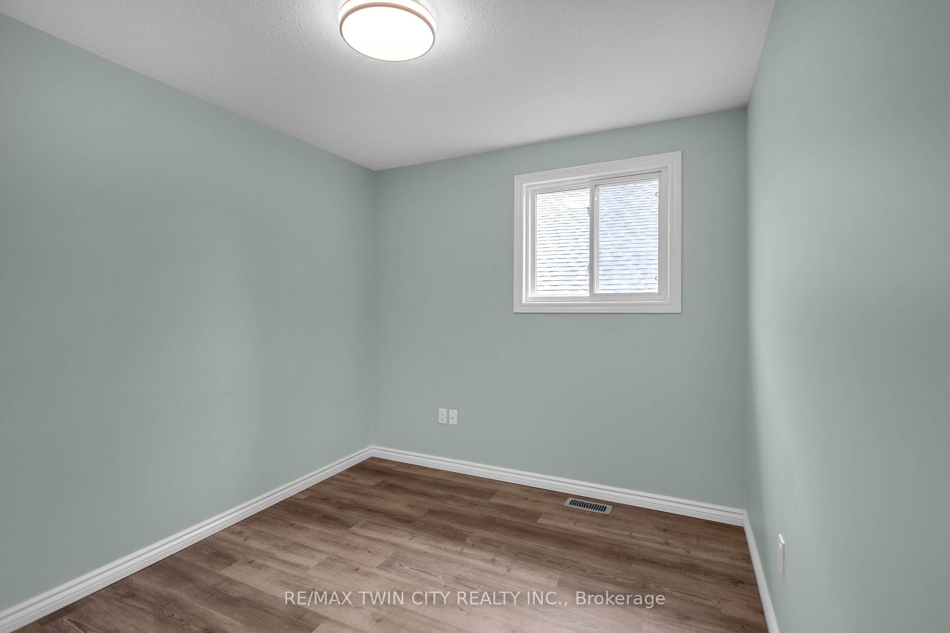 4 Dowden Avenue photo 20