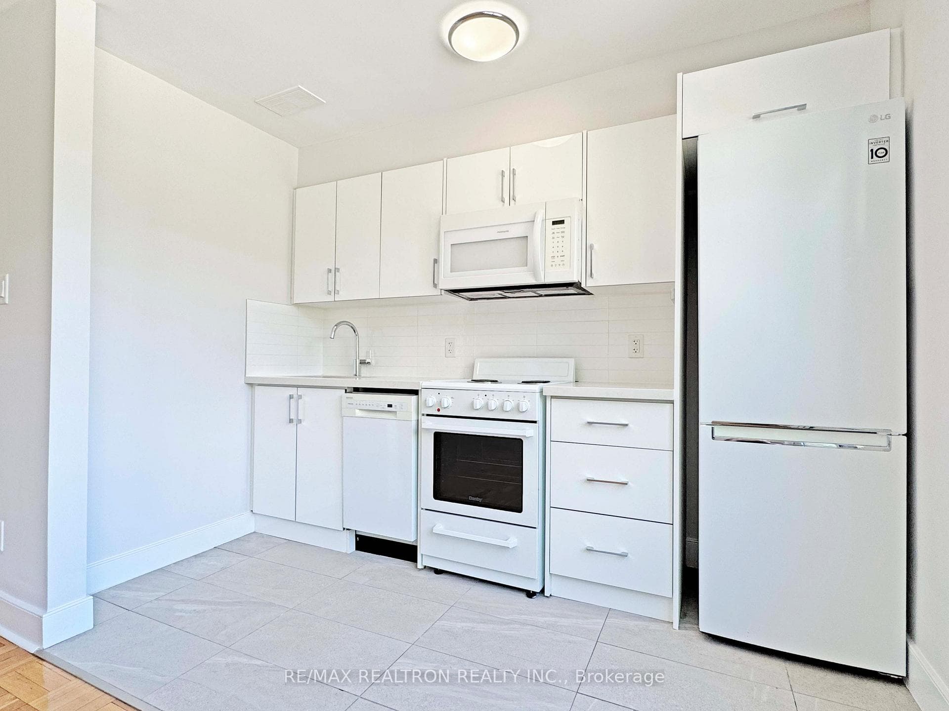 1545 Bathurst Street Unit 204 photo 4