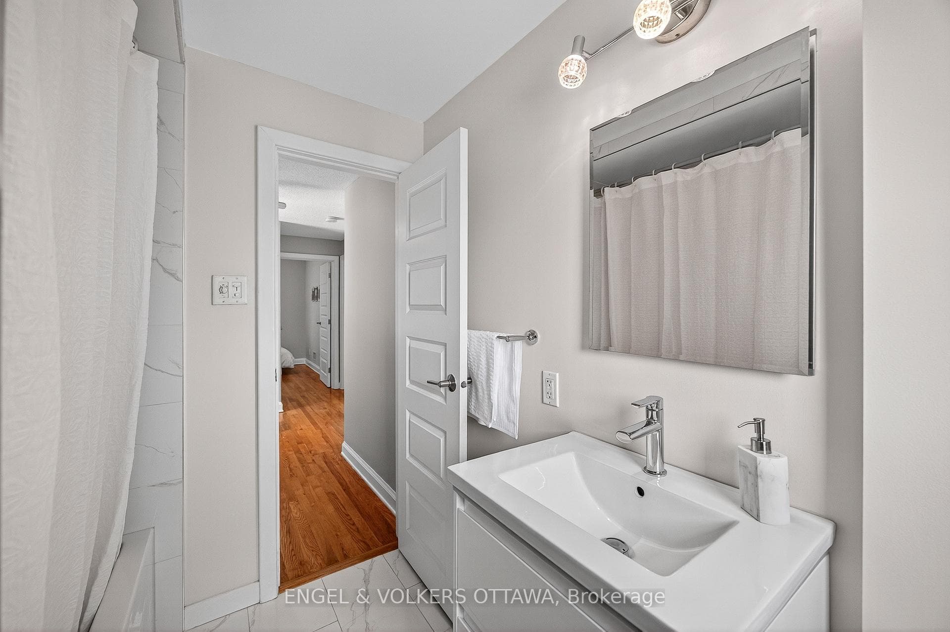 557 Roosevelt Avenue photo 31