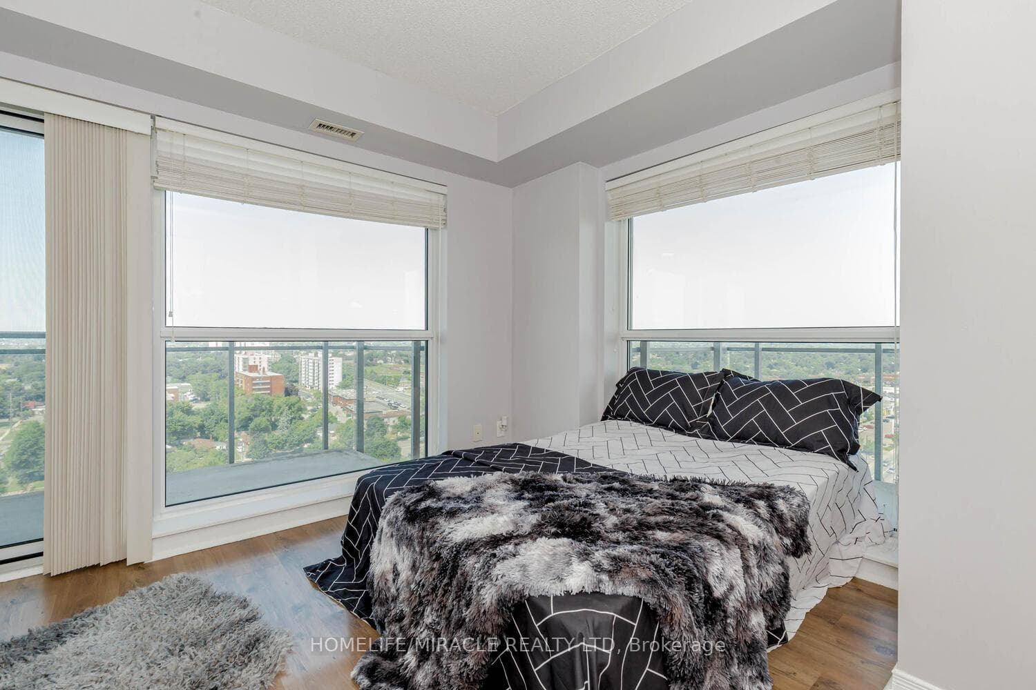 215 Queen Street Unit 1710 photo 16