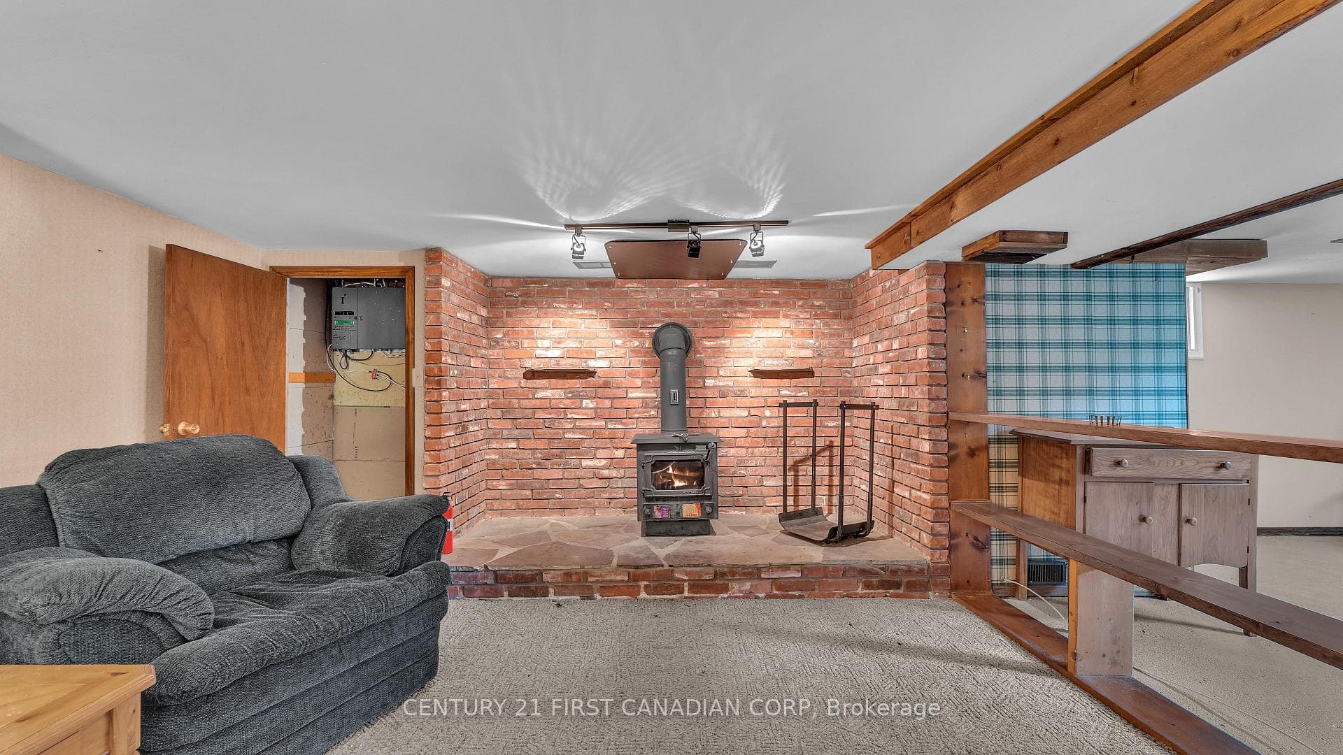 8371 Longwoods Road photo 15