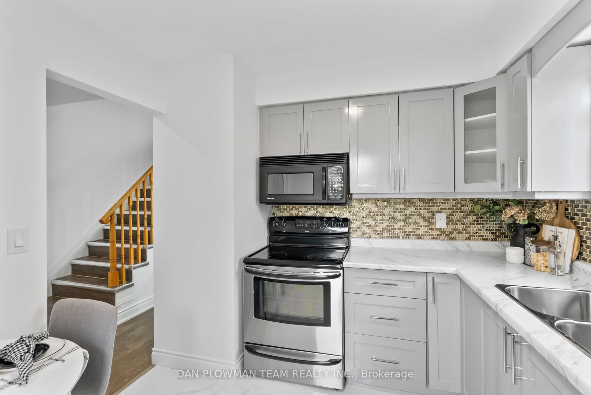 1411 Beaverbrook Court photo 7