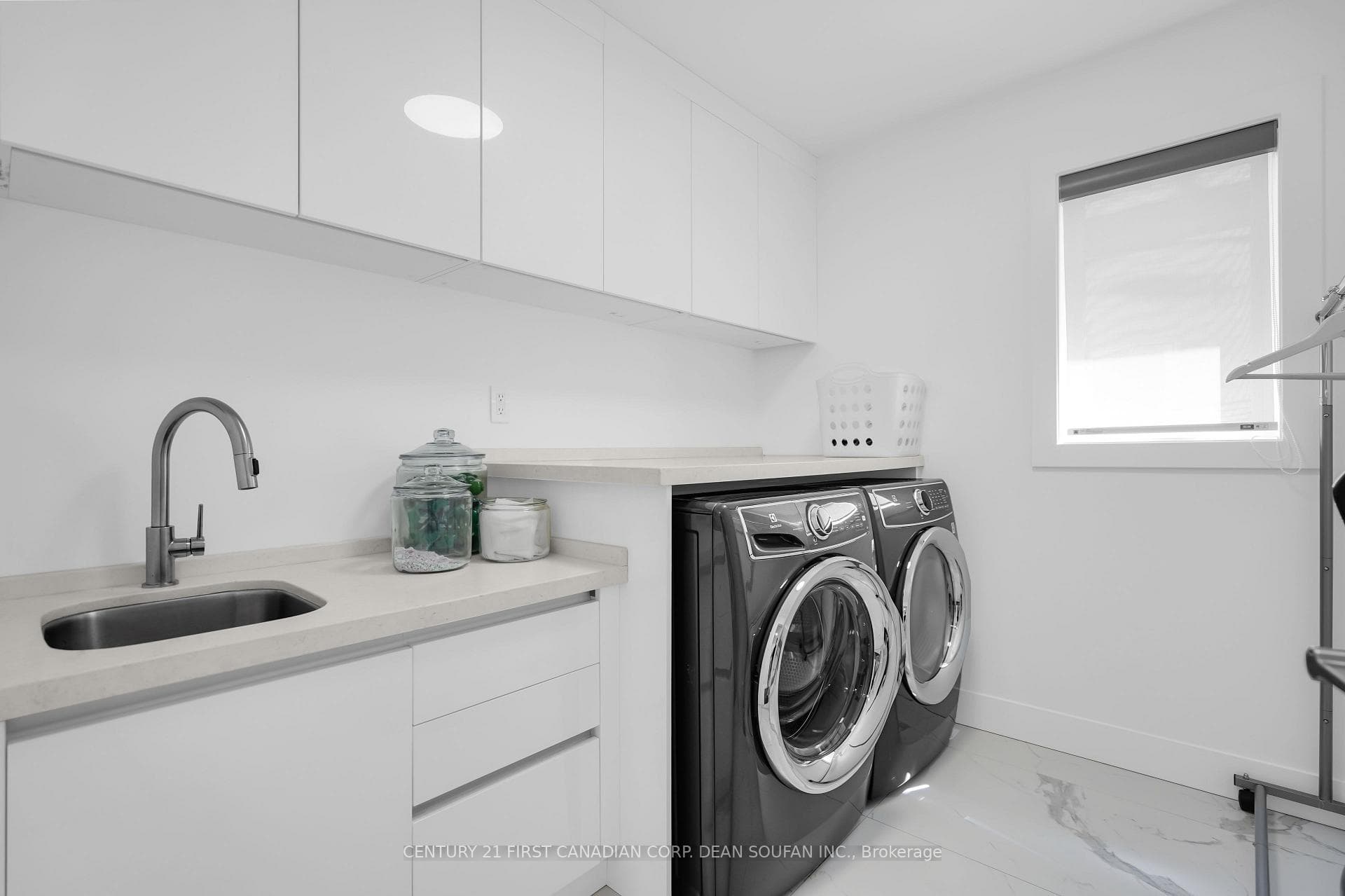 323 Edgevalley Road photo 28