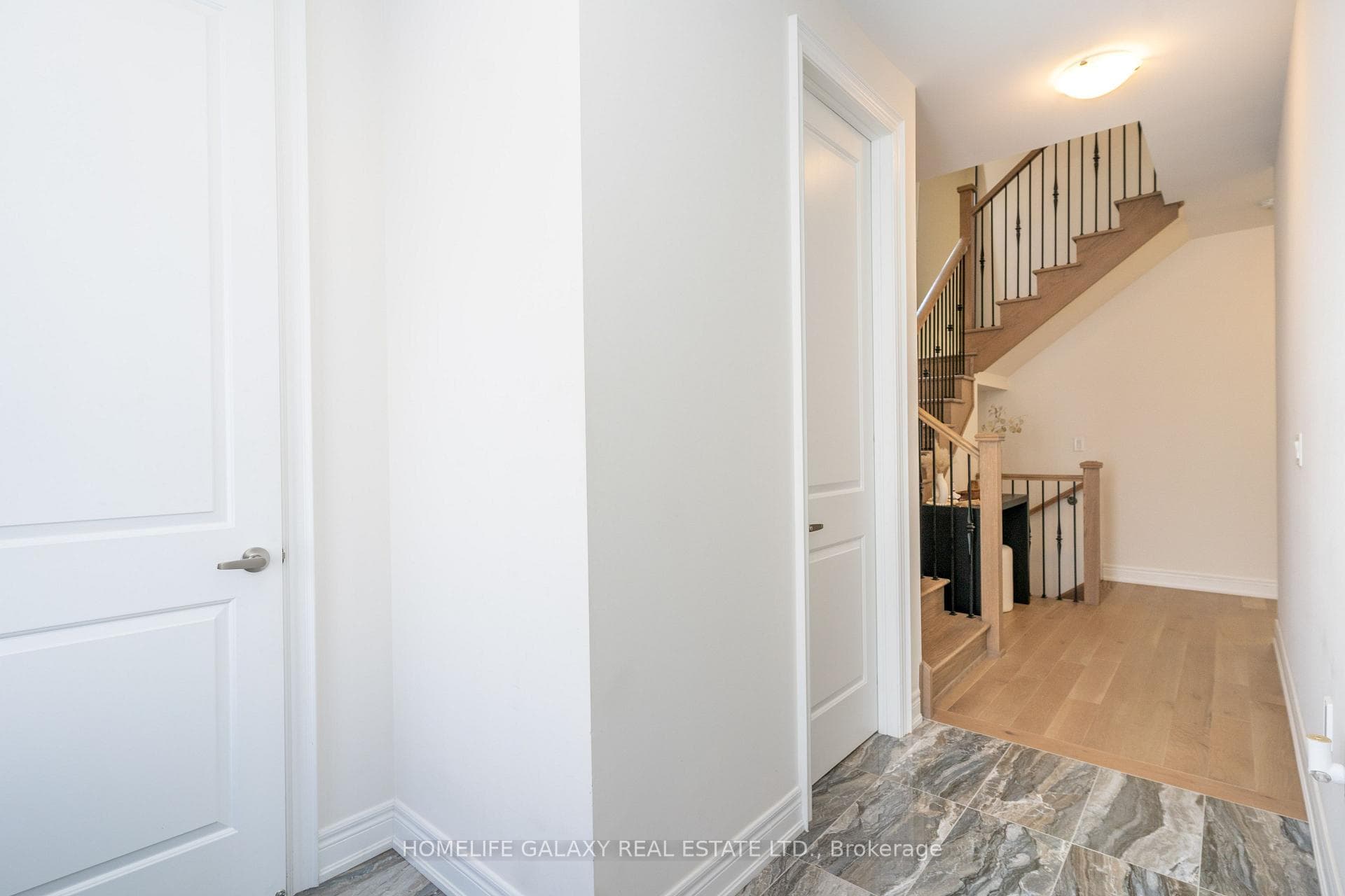 1071 Orenda Street photo 4