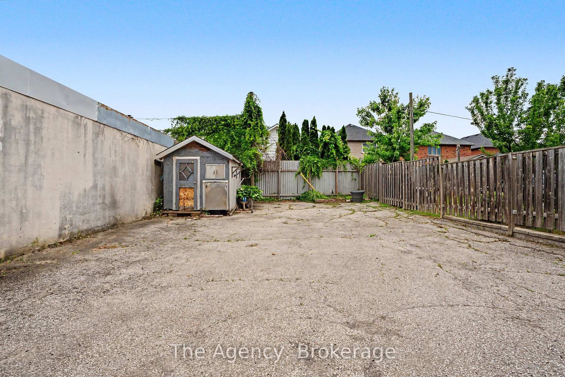 881 Lakeshore Road photo 40