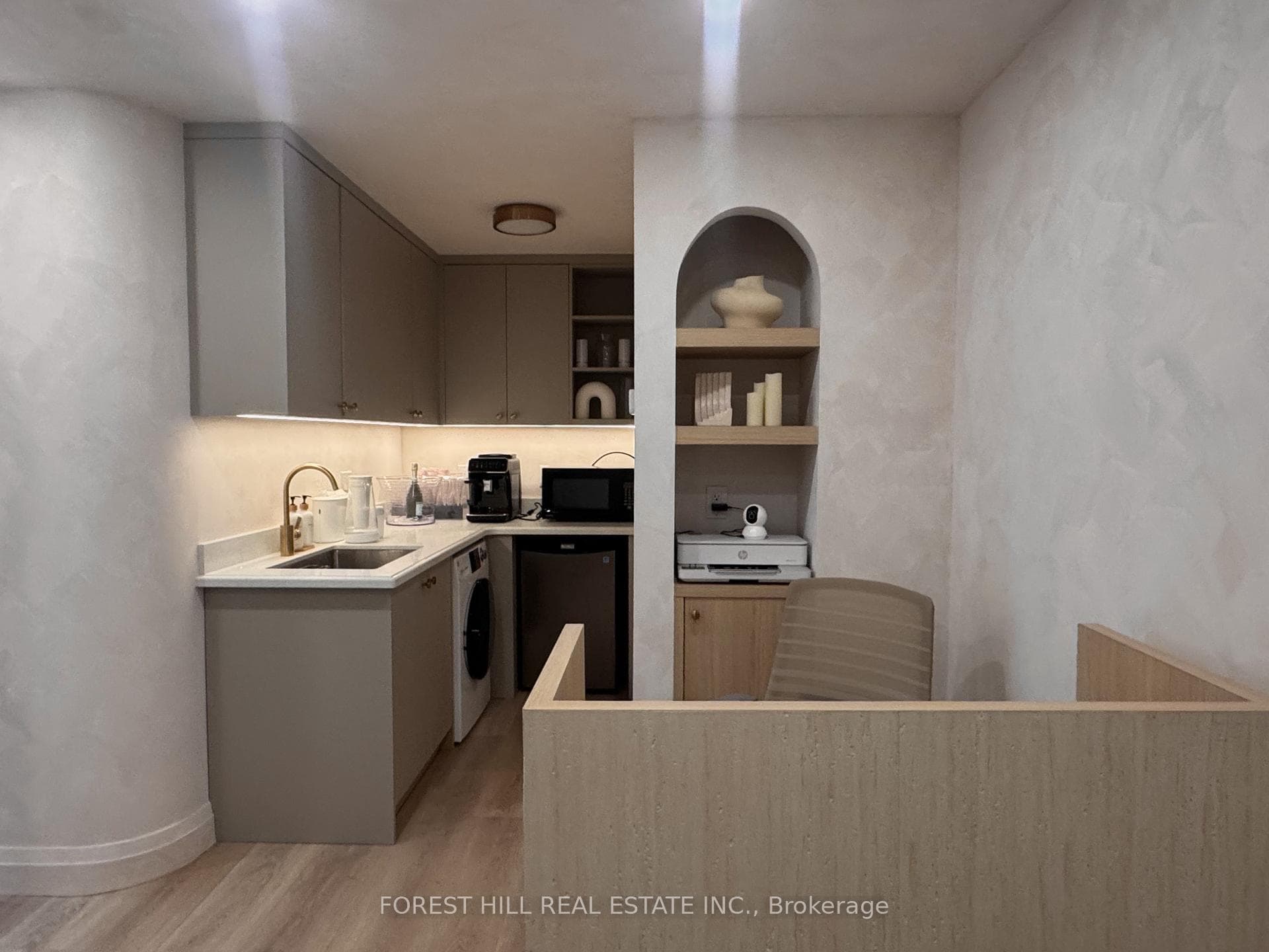 315 Avenue Road Unit Room 1 photo 8