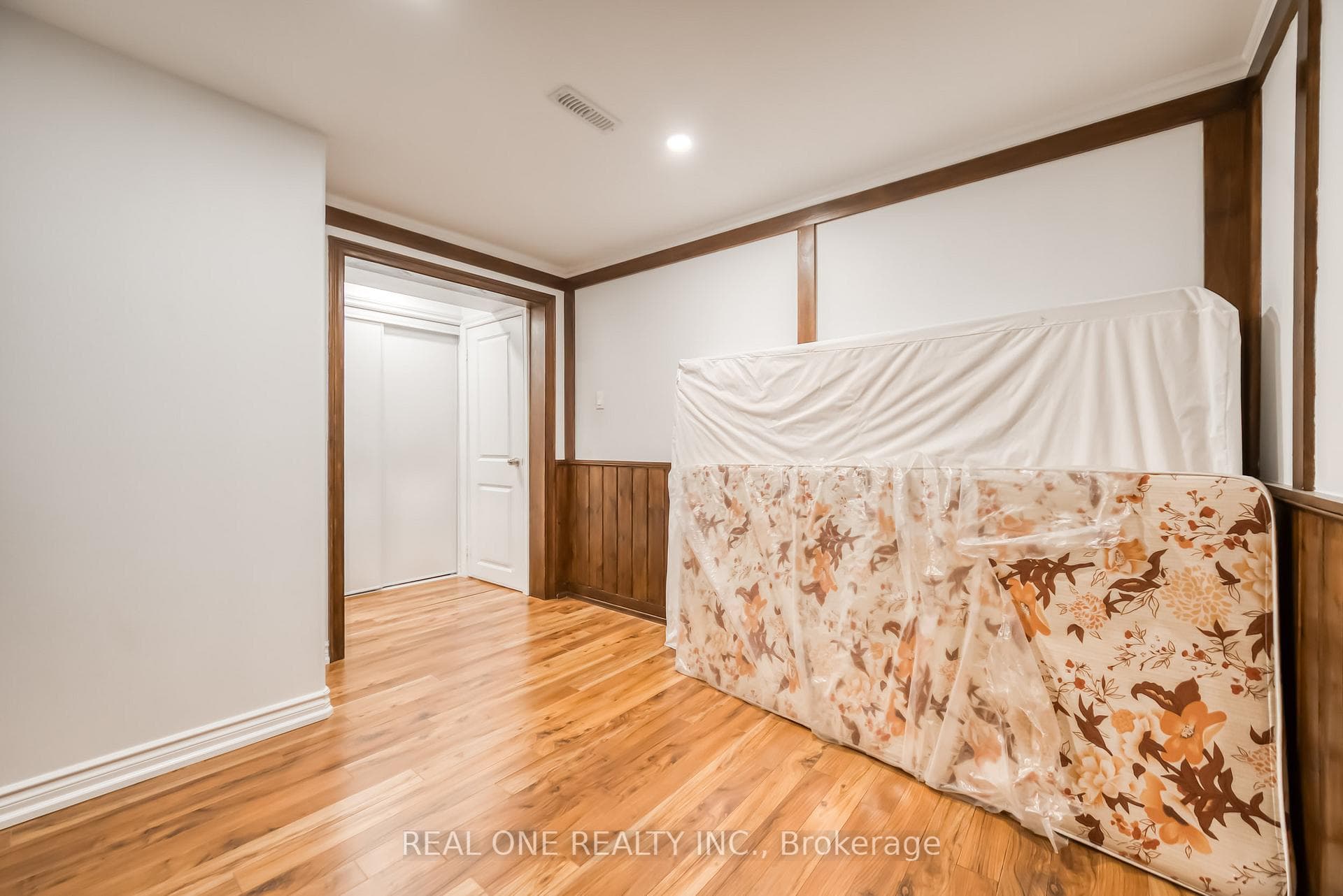 106 Deanscroft Square Unit Bsmt photo 14
