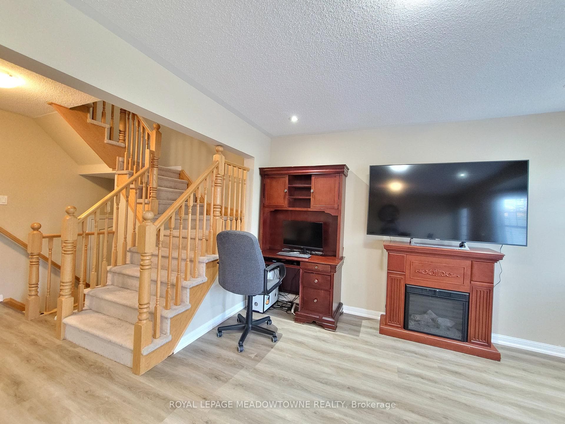 946 Burgess Gardens photo 11
